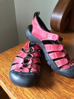 KEEN dark red Women Water Shoe Sport sz 6